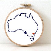 Australië borduurpakket - geprint telpatroon met kaart van Australia en een hartje voor Canberra. Geschikt voor een beginner.