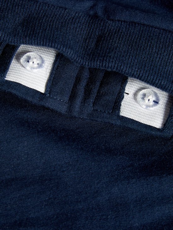 Donkerblauwe joggingbroek met verstelbare tailleband met knopen en elastiek.