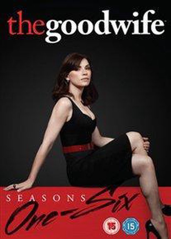 Julianna Margulies in zwarte jurk met rode riem, zittend op een rode achtergrond. The Good Wife: Seizoenen One-Six.