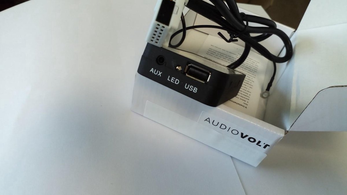 Bluetooth interface adapter (muziek streamen)  inclusief Aux en USB geschikt voor radio / autoradio Skoda superb combi vanaf 2010 indien de auto een van de afgebeelde radio's heeft (zie foto en omschrijving) 12 pins Audiovolt VW01 - Merkloos