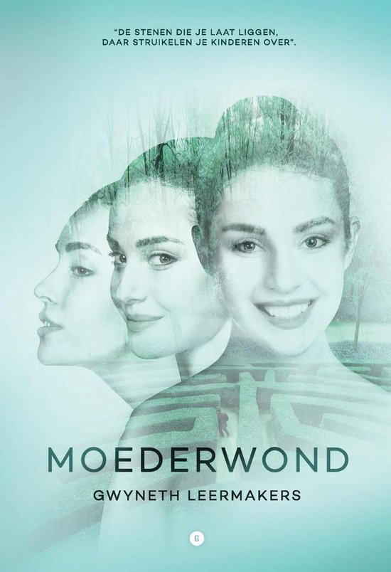 Boekomslag met drie overlappende gezichten van een vrouw en de tekst "DE STENEN DIE JE LAAT LIGGEN, DAAR STRUIKELEN JE KINDEREN OVER". "MOEDERWOND" geschreven.