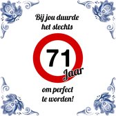 Verjaardag Tegeltje met Spreuk (71 jaar): bij jou duurde het slechts 71 jaar om perfect te worden + Cadeau verpakking & Plakhanger