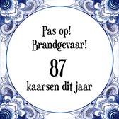 Verjaardag Tegeltje met Spreuk (87 jaar: Pas op! brandgevaar! 87 kaarsen dit jaar! + cadeau verpakking & plakhanger