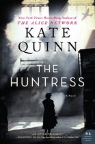Boekcover van "The Huntress" door Kate Quinn, met een silhouet van een vrouw op een perron en een vliegtuigje aan de hemel.