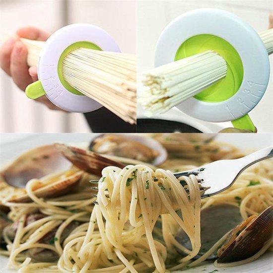 Collage: spaghetti door maatje, en bord spaghetti met mosselen.