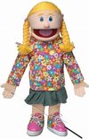 Buikspreekpop Cindy met blonde vlechten, draagt een bloemenblouse en een groene rok.
