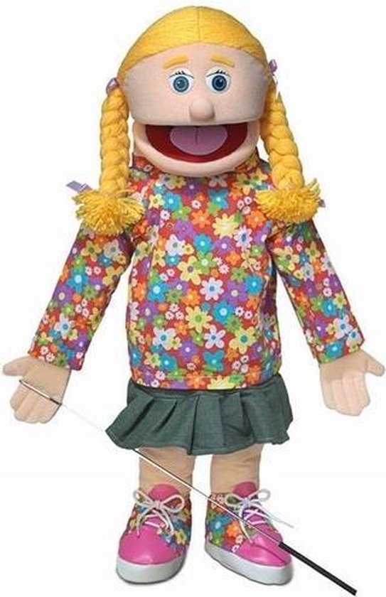 Buikspreekpop Cindy met blonde vlechten, draagt een bloemenblouse en een groene rok.