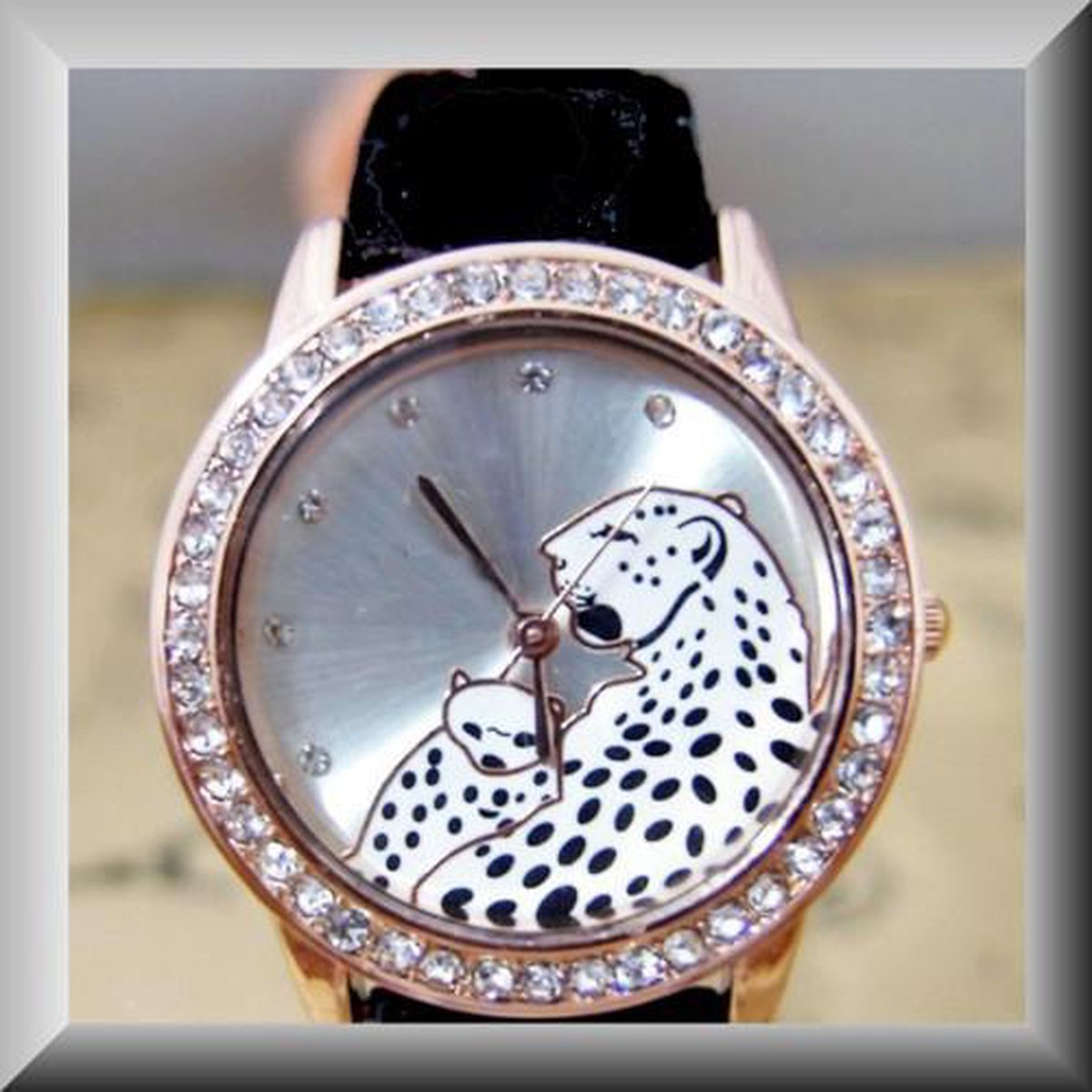 Elegant horloge met luipaard en jong