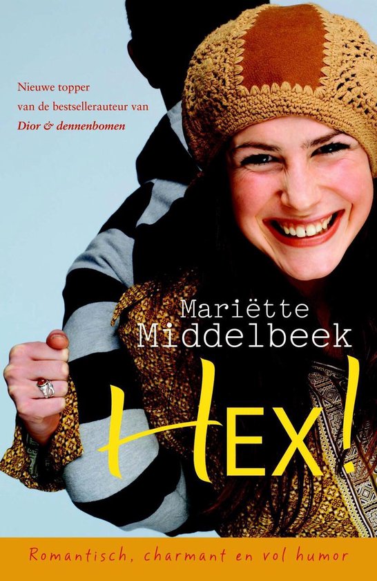 Vrolijk lachende vrouw met gebreide muts en gestreepte sjaal. Titel "Hex!".