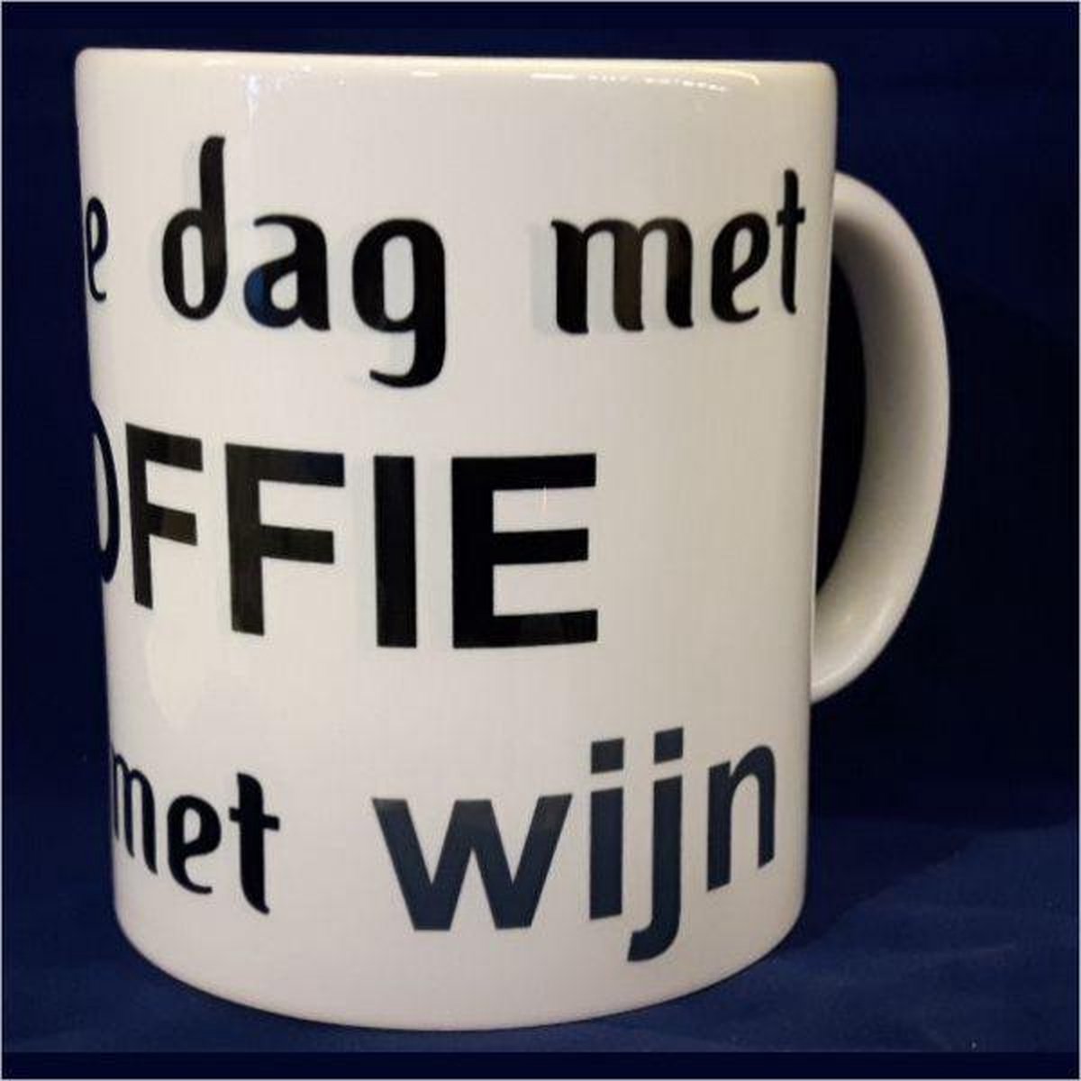 Witte koffiemok met tekst -Start de dag met koffie eindig met wijn