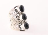 Langwerpige opengewerkte zilveren ring met onyx - maat 16.5