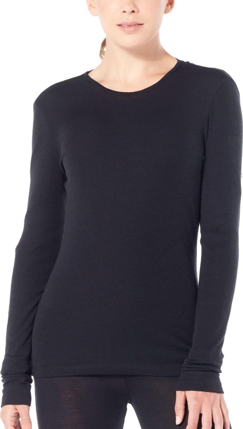 Model in zwart longsleeve thermoshirt.