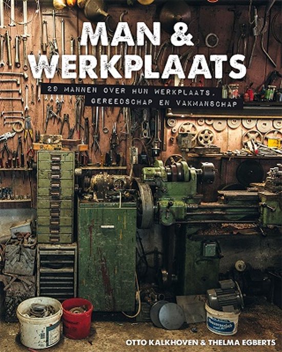 Boekomslag 'Man & Werkplaats' met tekst en afbeelding van een werkplaats met gereedschap en machines.