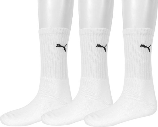 Drie witte sokken met zwarte Puma logo's.