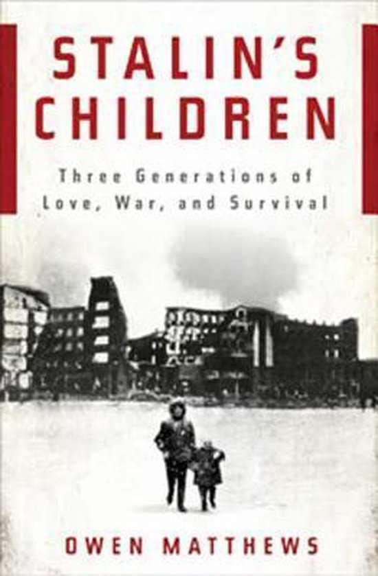 Boek 'STALIN'S CHILDREN' met op de voorkant twee kinderen die door de sneeuw lopen met verwoeste gebouwen op de achtergrond.