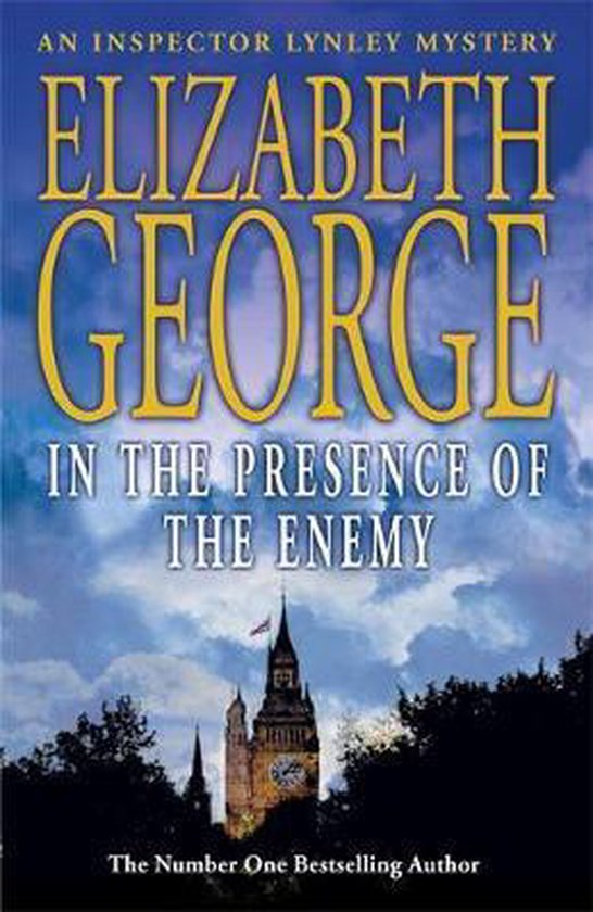 Boekcover: 'In The Presence Of The Enemy', een Inspector Lynley mysterie van Elizabeth George. Met een klokkentoren en de tekst 'The Number One Bestselling Author'.