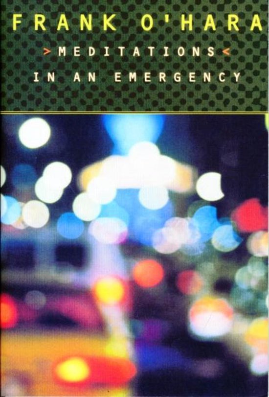 Livre 'Meditations in an Emergency' de Frank O'Hara avec un arrière-plan flou de lumières de ville.