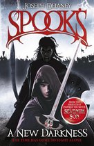 Boekomslag met een duistere figuur met lange zwarte haren en een man met een kap in de voorgrond, beide met zwaarden. Tekst: Spook's, A New Darkness.