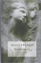 Boekcover met sculptuur van een vrouwengezicht en de tekst 'NICCI FRENCH Bezeten van mij Literair thriller Anthos'.
