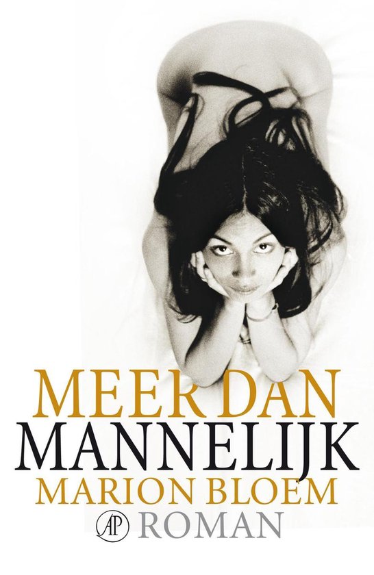 Een vrouw ligt op haar buik, steunend op haar handen. Bovenin staat 'MEER DAN MANNELIJK' en daaronder 'MARION BLOEM ROMAN'.