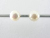 Zilveren oorstekers met natuurlijke witte zoetwaterparel