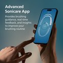 Handen gebruiken een smartphone met de Philips Sonicare app om poetsinstructies te volgen.