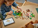 Meisje speelt met de LEGO Friends Pandaopvang set, quad en losse onderdelen op tafel.