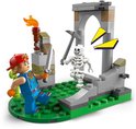 Set de jeu LEGO Fortnite avec une figurine attaquant un squelette près d'une ruine.