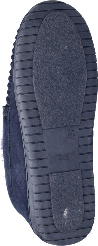 Onderkant van een donkerblauwe pantoffel met grof profiel en merknaam.