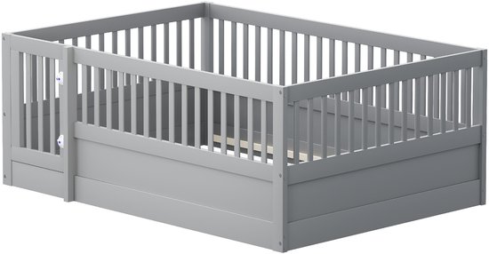 Grijs houten kinderbedframe van 200 x 140 cm met hekken en een deurtje.