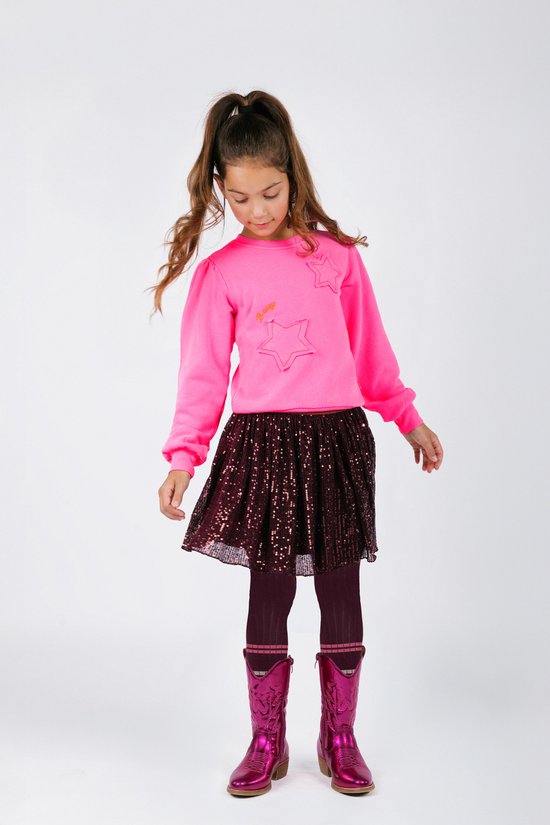 Meisje in roze glitter sweater, bordeauxrode pailletten rok, bordeauxrode panty en roze laarzen.