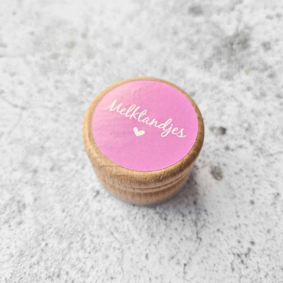 Houten doosje met roze sticker met 'Melktandjes' en een hartje.