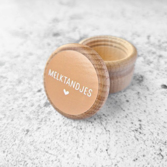Houten bewaarbusje, deels open, met peachkleurige deksel met 'Melktandjes' en een hartje.