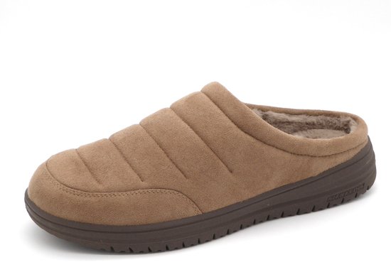 Bruine suède pantoffel met horizontale stiksels, een bruine rubberen zool en een zachte voering.