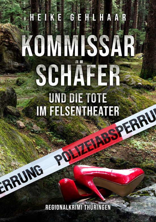 Een rode pump met hoge hak ligt op de bosbodem voor een POLIZEIABSperrung lint.