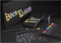 Zwarte etuis met 'Black Edition' graffiti, notitieboek, zwarte potloden en papier met geometrische tekening.