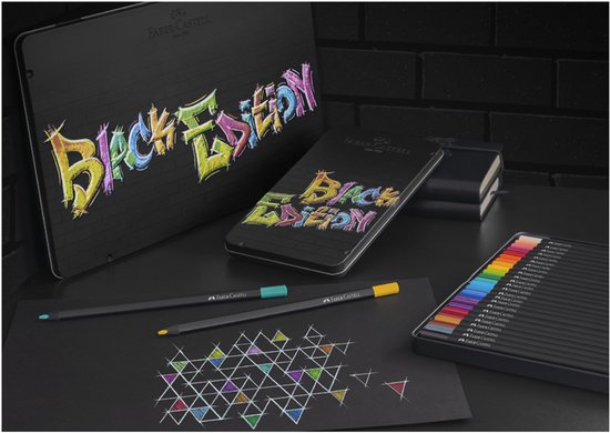 Zwarte etuis met 'Black Edition' graffiti, notitieboek, zwarte potloden en papier met geometrische tekening.