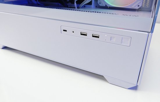 Voorkant van een witte pc-kast met USB-C, USB-A poorten en aan/uit-knop.
