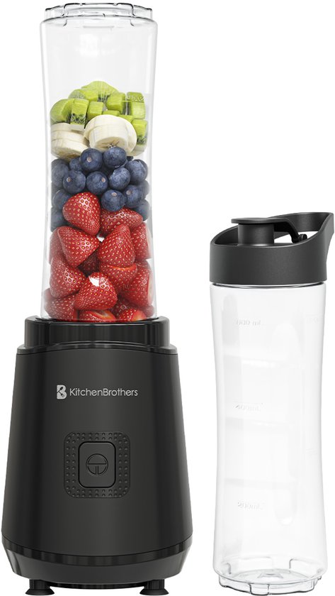 Zwarte blenderbasis met een beker vol gestapeld fruit en een lege to-go beker ernaast.