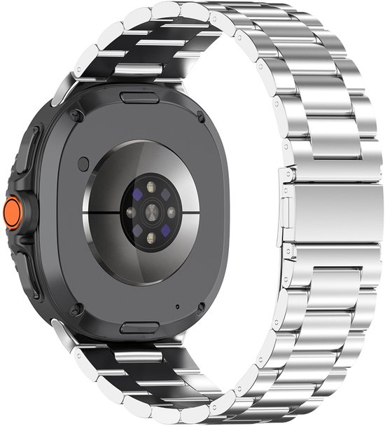 Zilverkleurige roestvrijstalen schakelband bevestigd aan een zwarte smartwatch met een oranje knop en sensoren aan de achterkant.