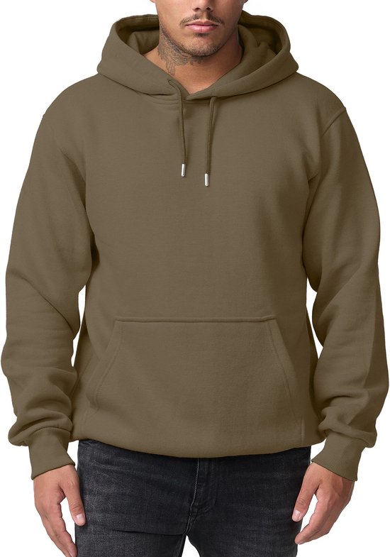 Man draagt een mosgroene hoodie met capuchon, capuchon met trekkoord en steekzak.
