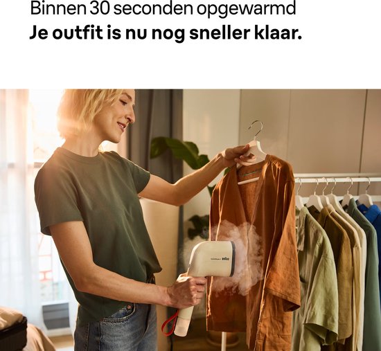 Vrouw in groene T-shirt gebruikt een beige Braun QuickStyle 3 kledingstomer op een bruine jas.
