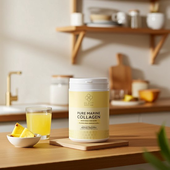 Pot "PURE MARINE COLLAGEN Tropical Pineapple" in keukenomgeving met glas sap en ananas.