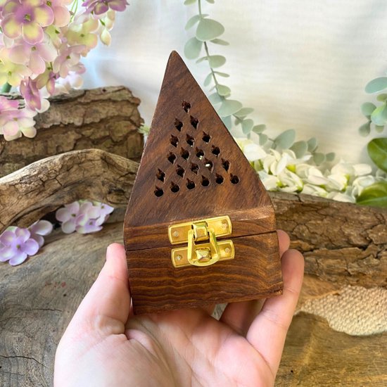 Boîte à encens en bois en forme de pyramide, fermée. Fermoir doré, décorée de motifs.