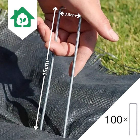 Une main gantée de blanc insère une cheville métallique en forme de U de 15 cm de long et 3,5 cm de large dans une toile de sol noire.