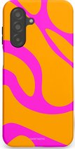 Casetastic hoesje geschikt voor Samsung Galaxy A26 - Dubbellaagse bescherming - Zonnige Zebra Roze-Oranje - Fashion Case - Okergeel Fuchsia