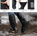 Zwarte hoge regenlaars-overtrekken met verstelbare gespen, bandachtige zool en reflecterende strepen. Gedragen over schoenen.
