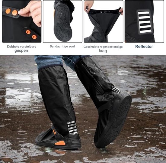 Zwarte hoge regenlaars-overtrekken met verstelbare gespen, bandachtige zool en reflecterende strepen. Gedragen over schoenen.