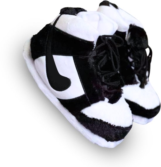 Caimco Sneaker Sloffen – Zwart/Wit – Unisex Pantoffels in Sneaker Design – One Size (Maat 36-45) – Warme Pluche Huispantoffels voor Dames & Heren – Comfortabele Cozy Slippers