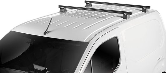 Deux barres de toit noires montées sur les barres de toit d'une camionnette blanche.